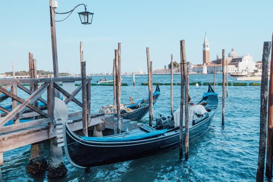 Online retail store selling Italy travel adapters - Convenient and reliable power solution for your travels