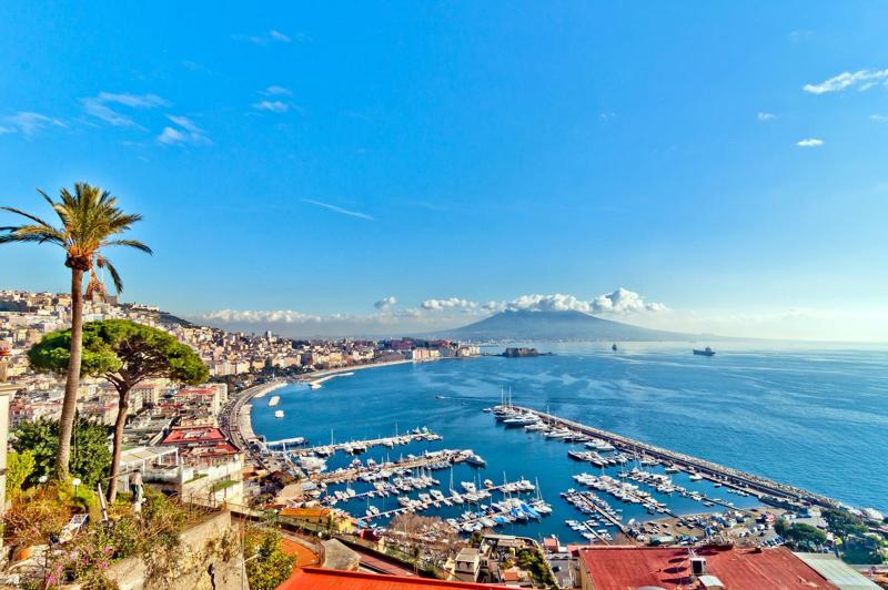 Naples, Italy Travel Brochure: Discover the colorful charm and rich history of this vibrant Italian city