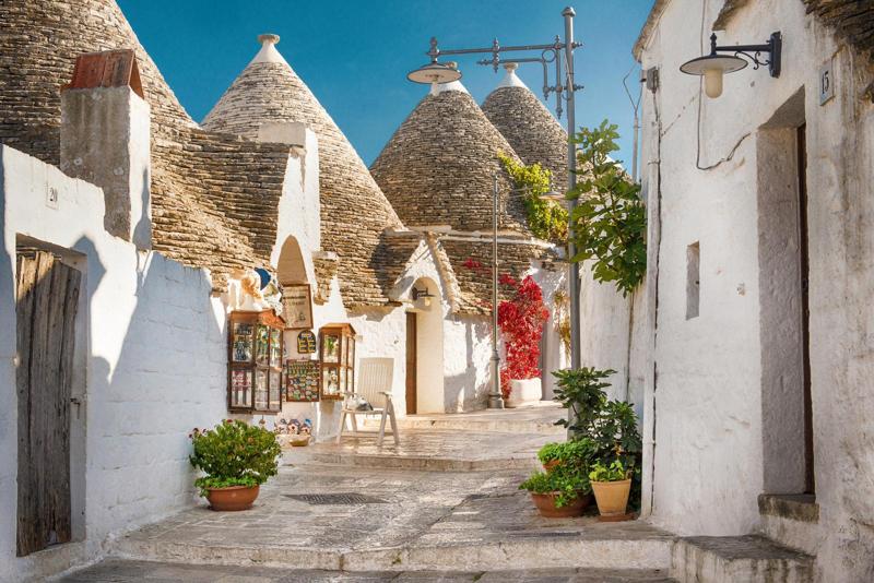 Cover image of travel books on Puglia Italy, showcasing its stunning landscapes and historic towns